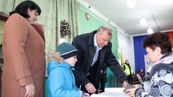 Волоконовский глава Сергей Бикетов проголосовал на выборах Президента РФ