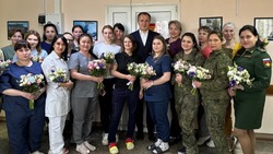 Вячеслав Гладков выразил слова благодарности сотрудницам госпиталя в преддверии женского праздника 