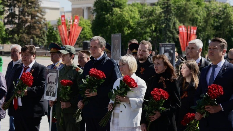 Вячеслав Гладков возложил цветы к мемориальному комплексу «Вечный огонь» 9 Мая