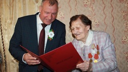 Глава Волоконовского района поздравил Ветерана труда с юбилеем