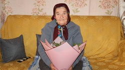 Местная жительница получила поздравления с 90-летним юбилеем от волоконовских партийцев