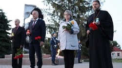 Волоконовцы возложили цветы к Вечному огню на Братском захоронении