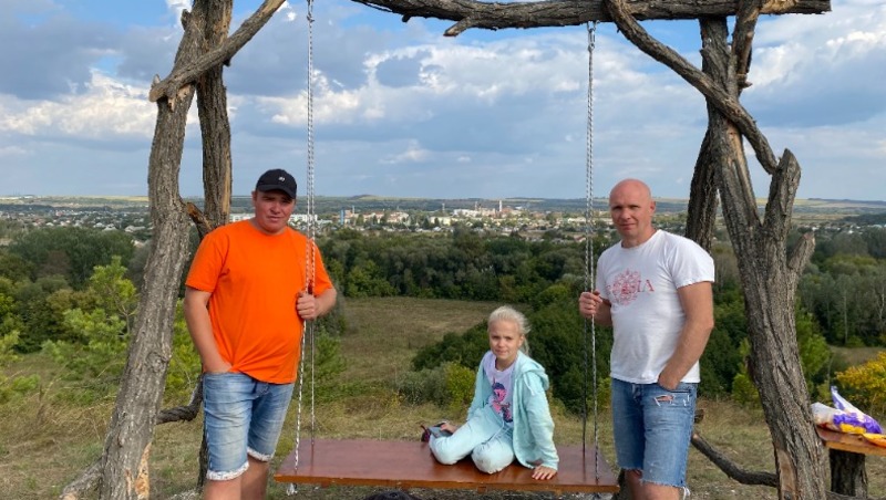 Волоконовец Дмитрий Быковский установил в родном селе Старосельцево качели  в память об отце