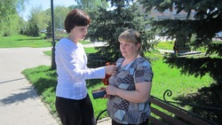 Волонтёры раздали Георгиевские ленточки жителям Волоконовского района
