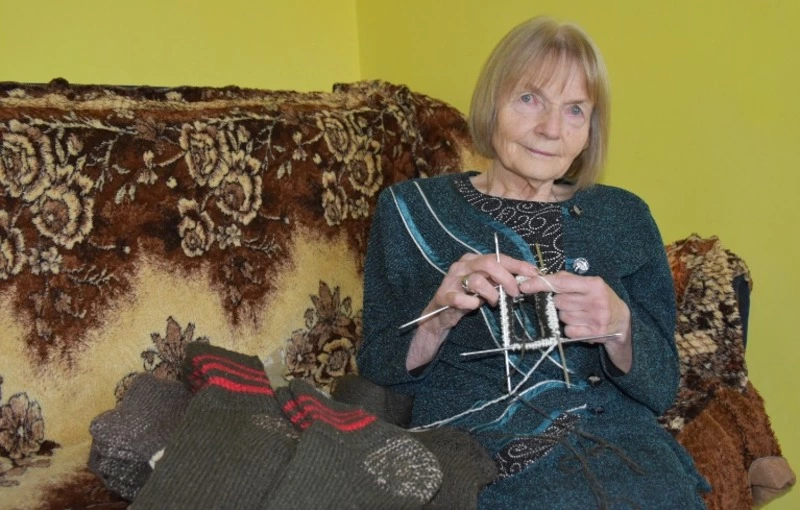 Волокончанка Людмила Ляшенко связала около 400 пар носков на фронт