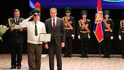 Вячеслав Гладков торжественно поздравил пограничные службы с праздником
