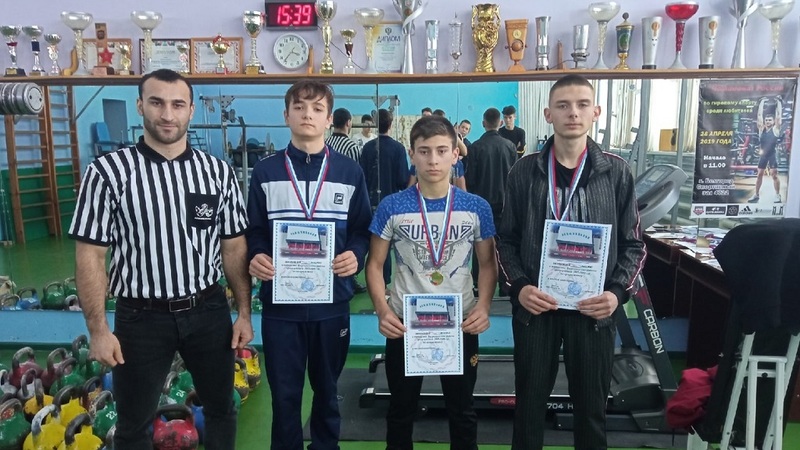 Соревнования по армрестлингу среди детей