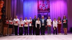 Волоконовским школьникам торжественно вручили первые паспорта