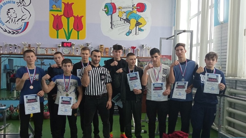 Соревнования по армрестлингу среди детей