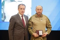 Электромонтёр компании Белгородэнерго удостоен медали «За доблесть в рядах Белгородской самообороны»