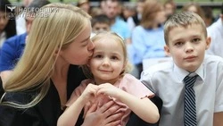 Вячеслав Гладков сообщил о вручении знаков «Материнская слава»