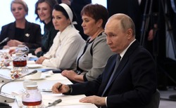 Владимир Путин встретился с представителями фонда «Защитники Отечества» в преддверии 8 Марта