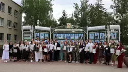 В Волоконовском округе открыли обновлённую Доску Почёта «Молодёжный Олимп»