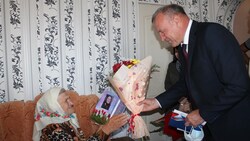 Волоконовские партийцы поздравили жительницу села Фощеватово с 90-летним юбилеем