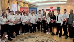  Шаг во взрослую жизнь: юные волоконовцы получили свои первые паспорта 