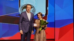 Вячеслав Гладков наградил 30 отличившихся единороссов памятной медалью 