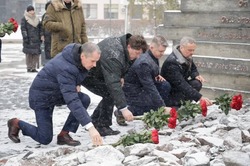 Вячеслав Гладков возложил цветы к мемориалу в память о жертвах трагедии на Камышитовом заводе 