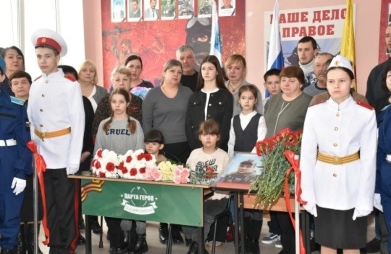 Жизнь и подвиг: в Волоконовском муниципальном округе открыли мемориальную доску и «Парту Героя»