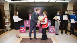 Вячеслав Гладков наградил вчера 15 волонтёров за участие в акции взаимопомощи #МыВместе