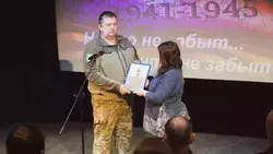 В Белгороде медаль ветерана ВОВ спустя 80 лет передали его правнучке