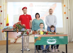 Неугасима память поколений. «Парту Героя» и мемориальную доску открыли в Пятницкой средней школе