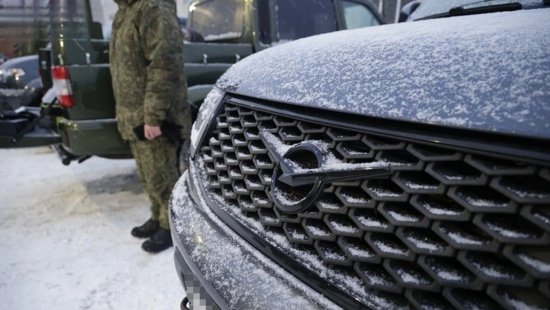 Вячеслав Гладков принял участие в передаче автомобилей для мобильных огневых групп 