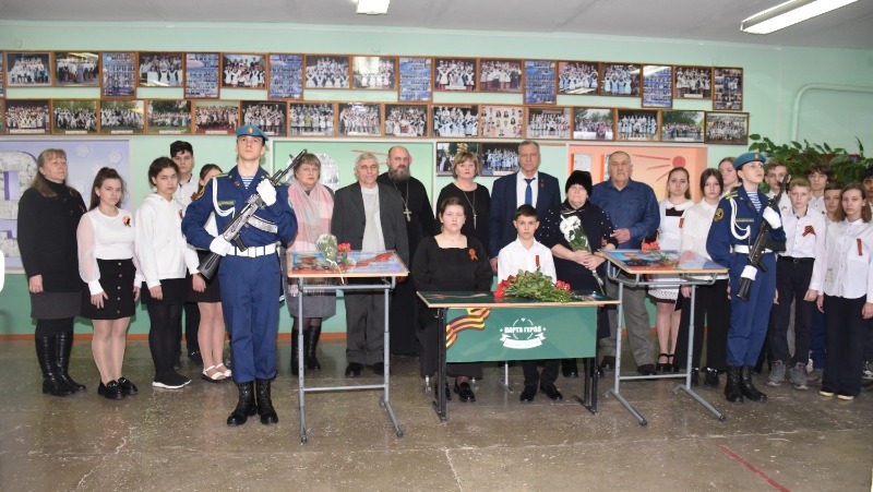 Две мемориальные Доски и «Парты Героя» появились в Волоконовской средней школе №2