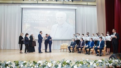 Вячеслав Гладков наградил лучших сотрудников промышленных предприятий