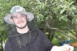Жужжащий бизнес. Житель Волоконовского района занялся пчеловодством благодаря соцконтракту