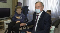 В предверии Нового года волоконовец Илья Кобзев получил современную инвалидную коляску