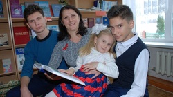 Землячка Елена Папанова станет обладательницей знака «Материнской славы» III степени