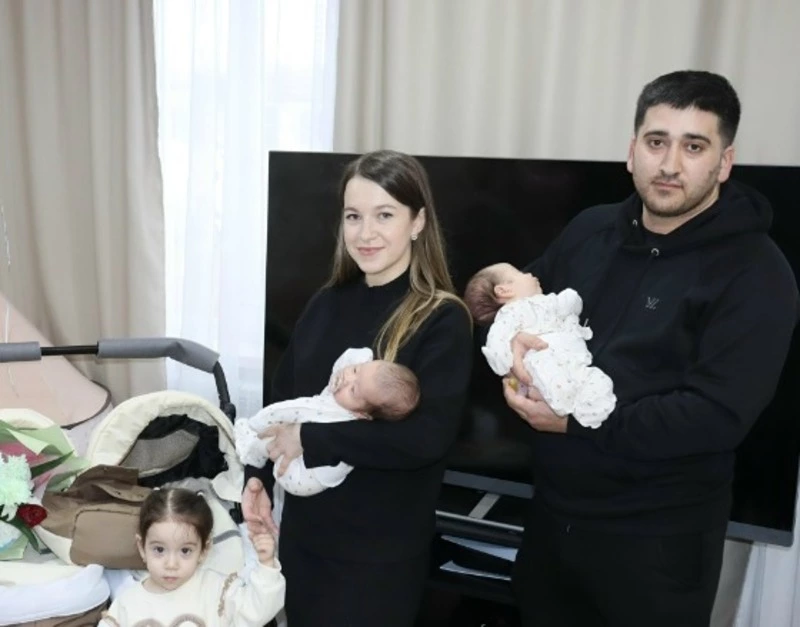 Любовь в квадрате: многодетный отец встретил 8 Марта с пополнением в семье