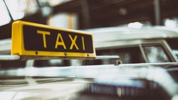 Белгородский таксист сдал в ломбард забытый в его машине телефон