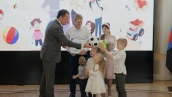 Вячеслав Гладков наградил 31 многодетную семью из Белгородской области 