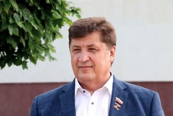 Председатель Белгородской областной Думы Юрий Клепиков поздравил учащихся с окончанием учебного года