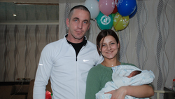Глава администрации Волоконовского района поздравил семью первого новорождённого 2021 года
