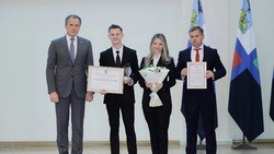 Вячеслав Гладков поздравил получивших губернаторскую стипендию школьников 