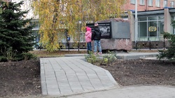 Рабочие завершили укладку тротуара возле мемориала труженикам тыла в Волоконовке