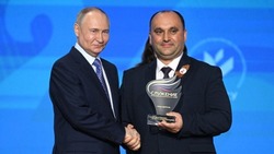 Вячеслав Гладков поздравил двух победителей второй Всероссийской муниципальной премии «Служение»