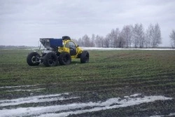 Аграрии Волоконовского округа начали подкормку озимых культур