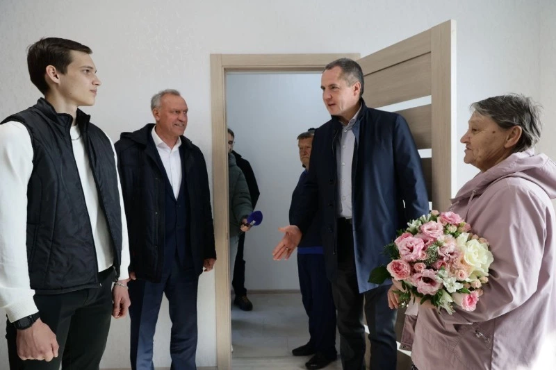 Вячеслав Гладков вручил ключи от новых квартир детям-сиротам Волоконовского района